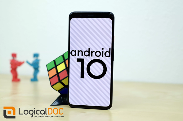 Smartphone mit Android 10 und LogicalDOC logo